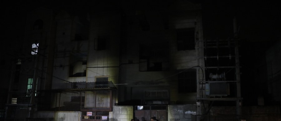 Co najmniej 17 osób zginęło w pożarze fabryki fajerwerków na północnych obrzeżach Delhi. Strażacy wciąż poszukują osób, które mogą być uwięzione pod gruzami budynku.