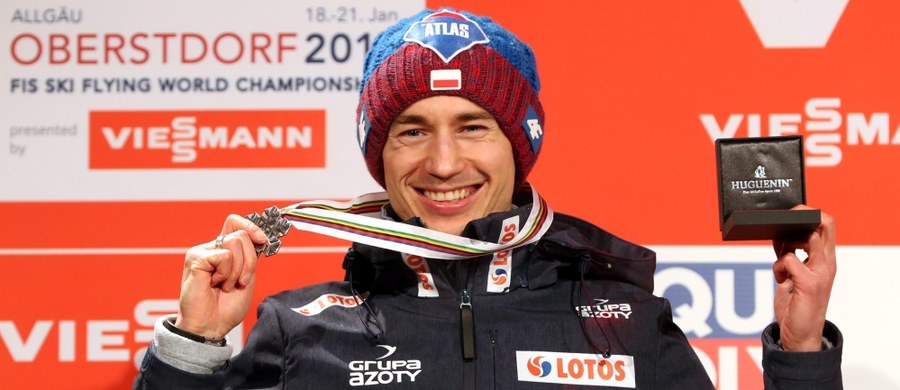 W strugach deszczu, w obecności ok 3 tys. osób, w tym wielu Polaków, w centrum Oberstdorfu Kamil Stoch odebrał srebrny medal mistrzostw świata w lotach. Na podium stanął obok "złotego" Norwega Daniela Andre Tandego i "brązowego" Niemca Richarda Freitaga. "Każdy medal jest super, a ten w szczególności, bo bardzo długo na niego czekałem. W tym krążku schowane jest wiele szczęścia i radości” – podkreślił Stoch. 