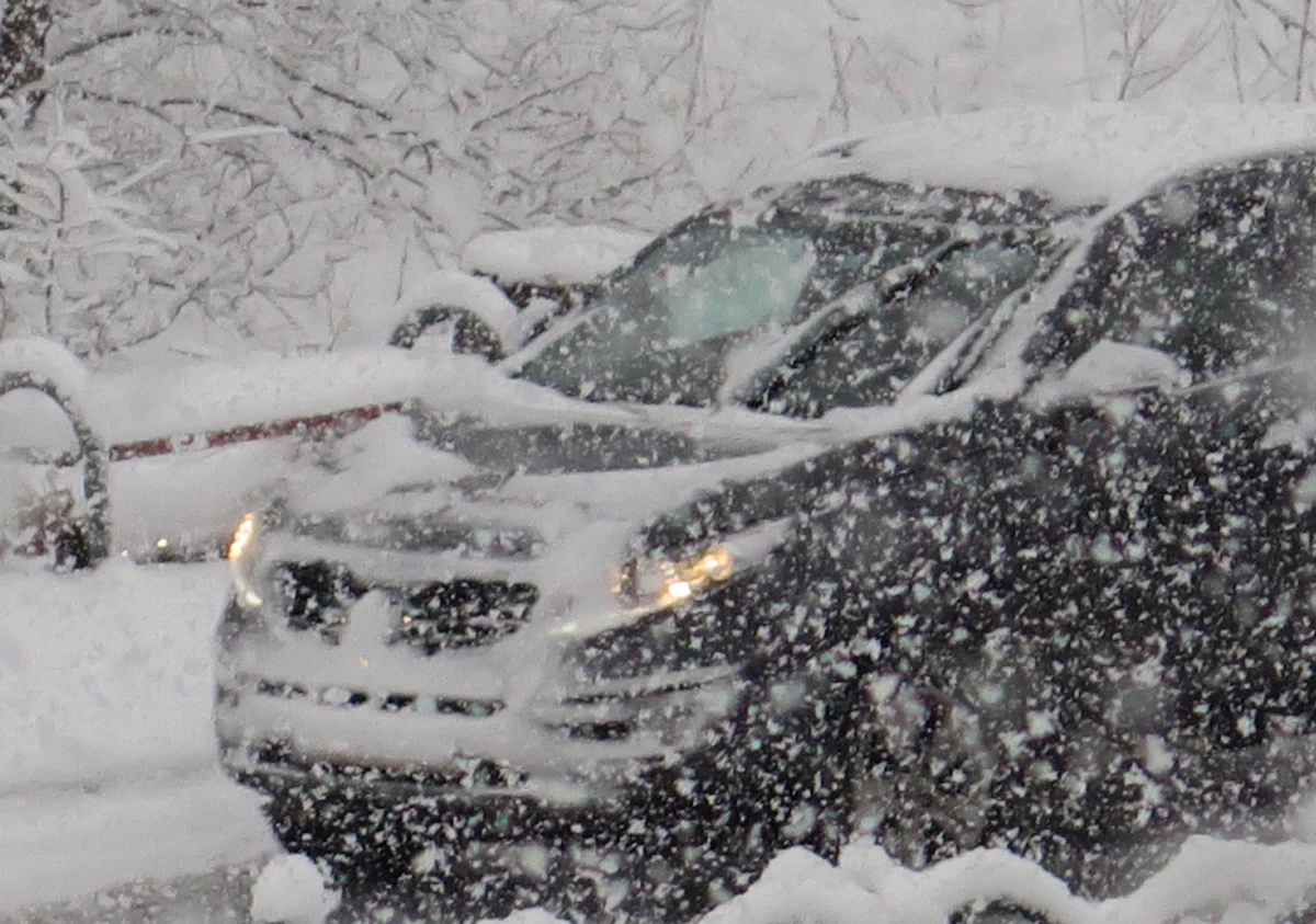 Złe warunki jazdy na małopolskich drogach. "Jeździ się fatalnie" - ostrzegają kierowcy, którzy dzwonią na Gorącą Linię RMF FM. 