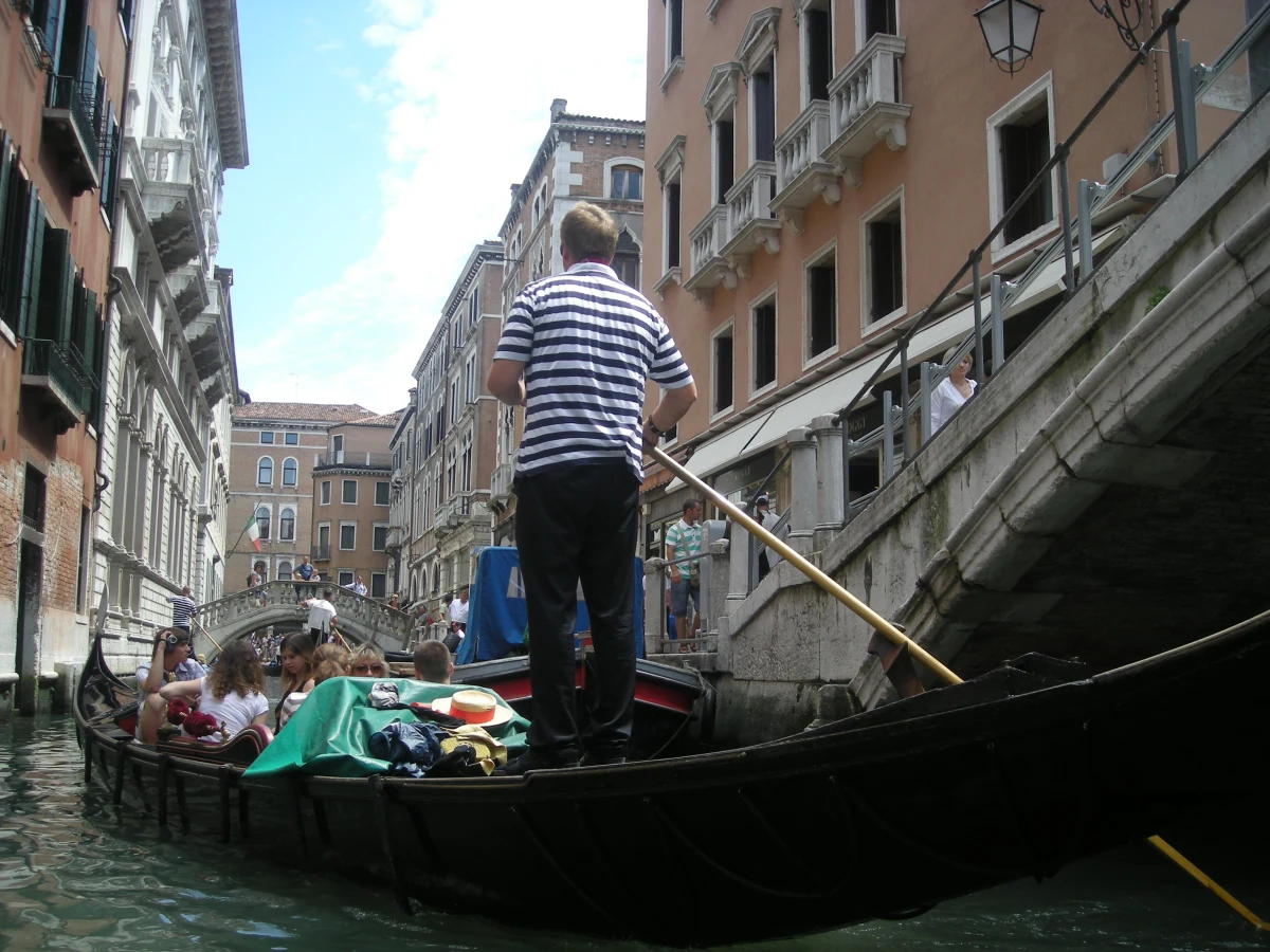 1100 euro zapłaciło czterech japońskich studentów za obiad w restauracji w Wenecji - podały włoskie media. Oszukani klienci zgłosili sprawę policji. Przypomina się, że to kolejny przypadek wyjątkowo słonego rachunku w tym mieście.