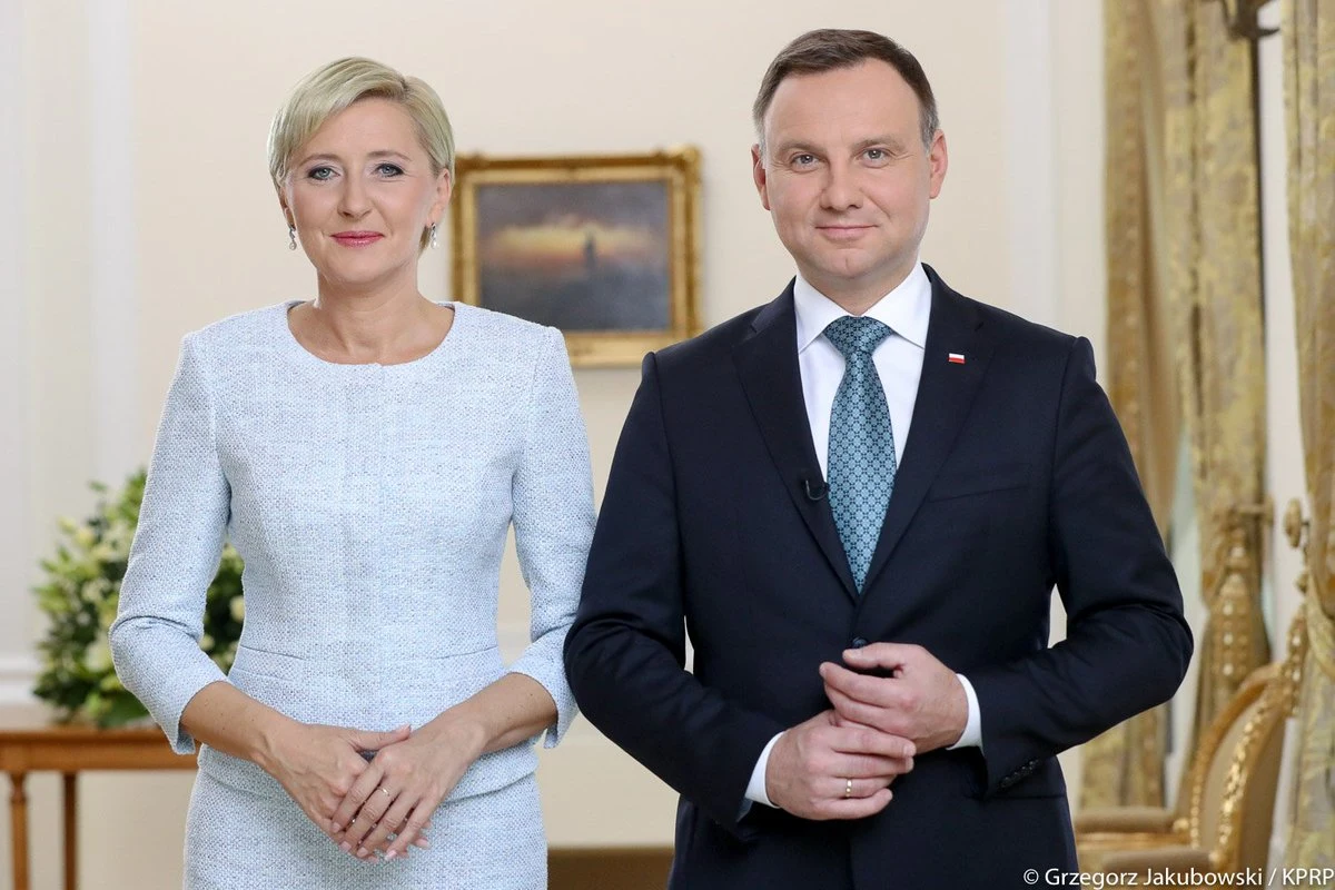 ​Składamy wszystkim Babciom i Dziadkom nasze najserdeczniejsze życzenia, przyjmijcie Państwo wyrazy szacunku i wdzięczności za dobro, którego polskie rodziny doświadczają dzięki Państwa trosce i miłości - napisali z okazji Dnia Babci i Dziadka prezydent Andrzej Duda i Agata Kornhauser-Duda.