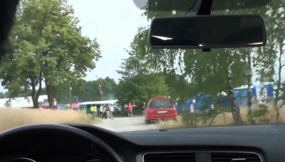 Stacja ​TVN24 wyemitowała wstrząsający materiał dziennikarzy "Superwizjera", którzy przeniknęli do środowiska neonazistów i nagrali ich spotkania. Reporterzy pokazali między innymi sposób, w jaki obchodzono 128. urodziny Adolfa Hitlera. To wydarzenie rozegrało się - jak podaje stacja - w lesie nieopodal Wodzisławia Śląskiego. W sprawie głos zabrał m.in. minister spraw wewnętrznych i administracji Joachim Brudziński, który spotkał się już z ministrem sprawiedliwości i prokuratorem generalnym Zbigniewem Ziobrą. Szef MSWiA podkreślił, że w Polsce nie ma przyzwolenia na propagowanie faszystowskiego, komunistycznego lub innego totalitarnego ustroju państwa. Ziobro polecił z kolei wszczęcie śledztwa ws. publicznego propagowania faszyzmu przez tę organizację. "Nie ma przyzwolenia na tego typu zachowania i symbole" - skomentował na Twitterze premier Mateusz Morawiecki.