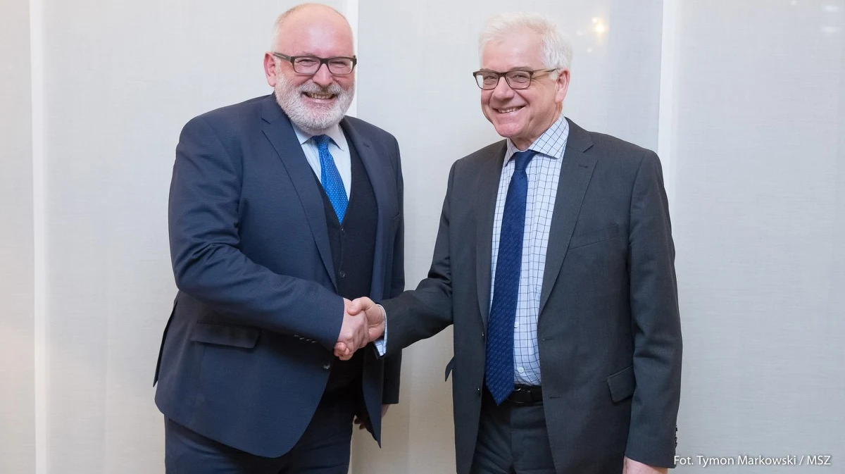 “Cieszę się, że poznałem nowego szefa MSZ polski Jacka Czaputowicza. Omówiliśmy kwestię praworządności w Polsce. Nie mogę się doczekać kontynuowania tego dialogu w Warszawie i Brukseli” - napisał na Twitterze po spotkaniu z polskim ministrem wiceszef Komisji Europejskiej Frans Timmermans. Spotkanie trwało ponad godzinę. Szef polskiego MSZ podkreślił później w rozmowie z brukselską korespondentką RMF FM, że odbyło się w przyjaznej atmosferze. "Ustanowiliśmy między sobą kontakty. Wymieniliśmy telefony komórkowe" - relacjonował Czaputowicz. "Najważniejsze, żeby studzić emocje i rozmawiać, bo to służy wymianie argumentów" - stwierdził. 