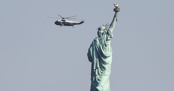 ​Gubernator stanu Nowy Jork Andrew Cuomo z Partii Demokratycznej powiedział, że od poniedziałku Statua Wolności będzie dostępna dla zwiedzających nawet jeśli zawieszenie działalności rządu federalnego USA będzie kontynuowane - podał Reuters.