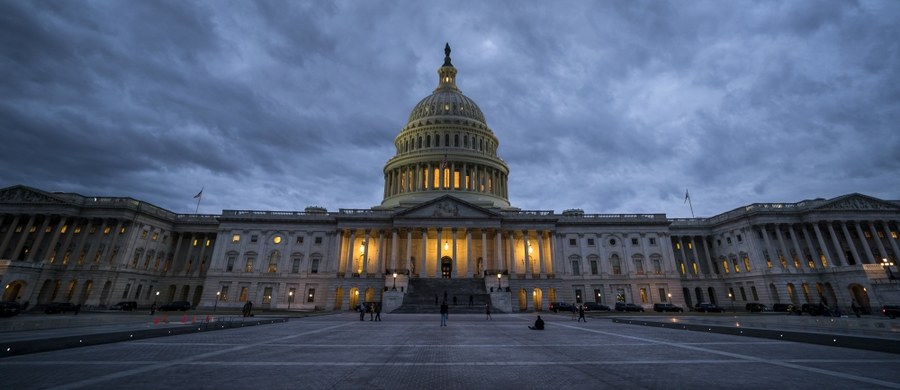 ​Zawieszenie działalności rządu USA spowodowane nieuchwaleniem prowizorium budżetowego będzie kontynuowane w poniedziałek. Senat USA przesunął głosowanie na godzinę 12 w południe czasu miejscowego (godz. 18 w Polsce) - poinformowała AP.