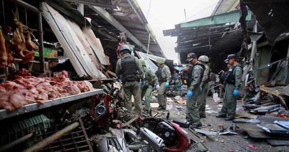 Co najmniej trzy osoby zginęły, a około 20 zostało rannych w poniedziałek w zamachu bombowym na targu w mieście Jala w południowej Tajlandii, zamieszkanej w większości przez muzułmanów - poinformował przedstawiciel miejscowych władz.