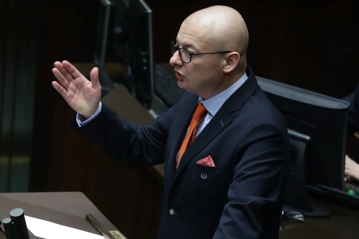 ​Poseł Michał Kamiński z koła Unii Europejskich Demokratów dołączył do klubu Polskiego Stronnictwa Ludowego. Jak wcześniej informował reporter RMF FM Patryk Michalski, jest to pierwszy z serii zaplanowanych transferów. Pozwoli on po odejściu Mieczysława Baszki  przetrwać sejmowemu klubowi ludowców.