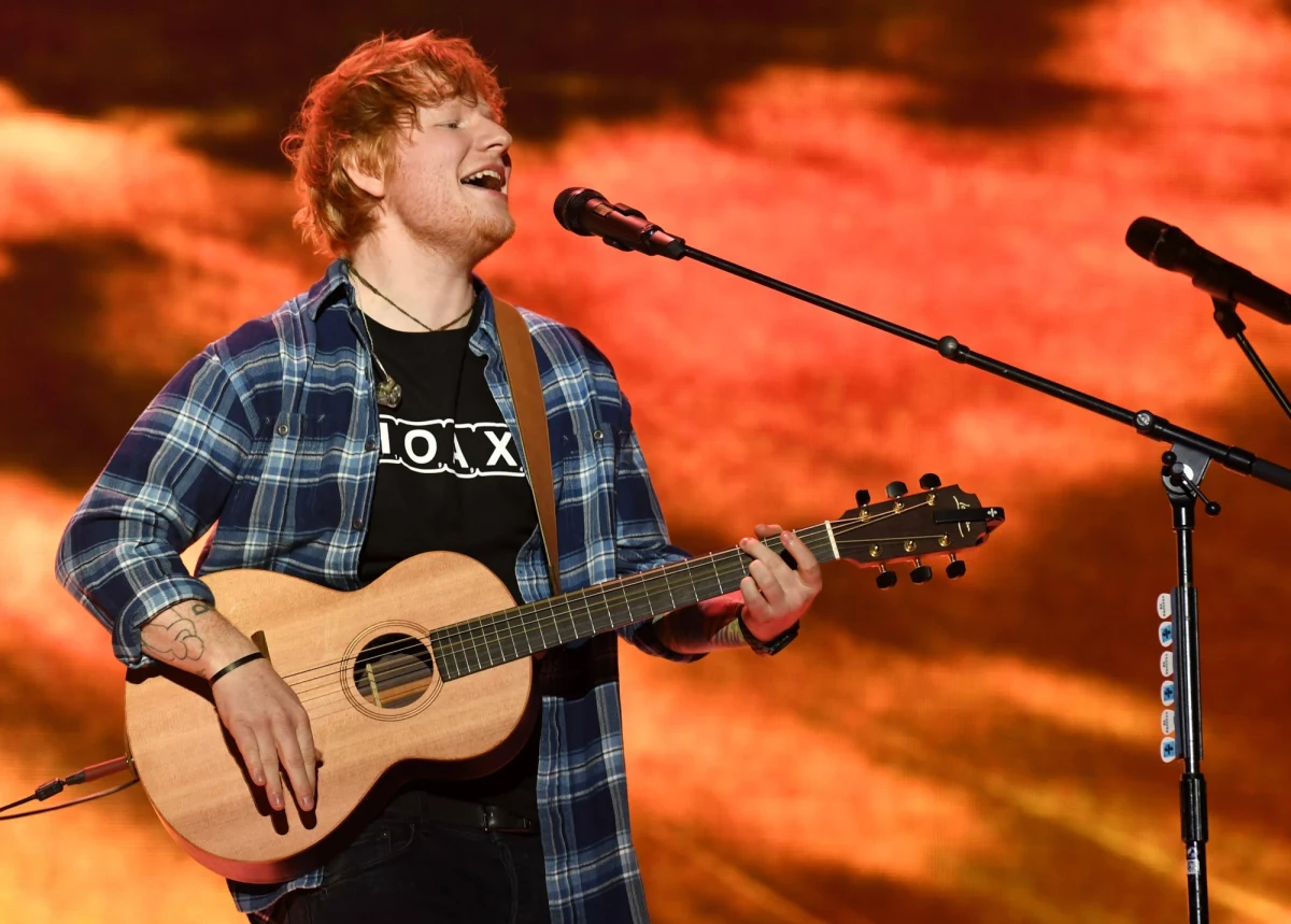 Ed Sheeran, brytyjski wokalista i autor tekstów, chce poświęcić się rodzinie. Wokalista przyznał, że zakończy karierę, gdy będzie miał dzieci. Dodał, że jego ambicją jest bycie dobrym ojcem. Niedawno Sheeran poinformował o swoich zaręczynach z Cherry Seaborn. 