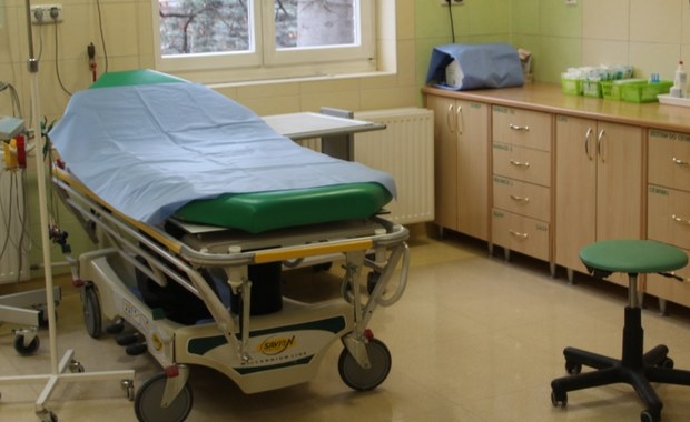 Szpital Uniwersytecki nr 2 im. dr. Jana Biziela w Bydgoszczy, w związku z wypowiedzeniem przez lekarzy klauzul opt-out, od poniedziałku "w sposób istotny" ograniczył zabiegi planowe - poinformowała rzeczniczka lecznicy Kamila Wiecińska.