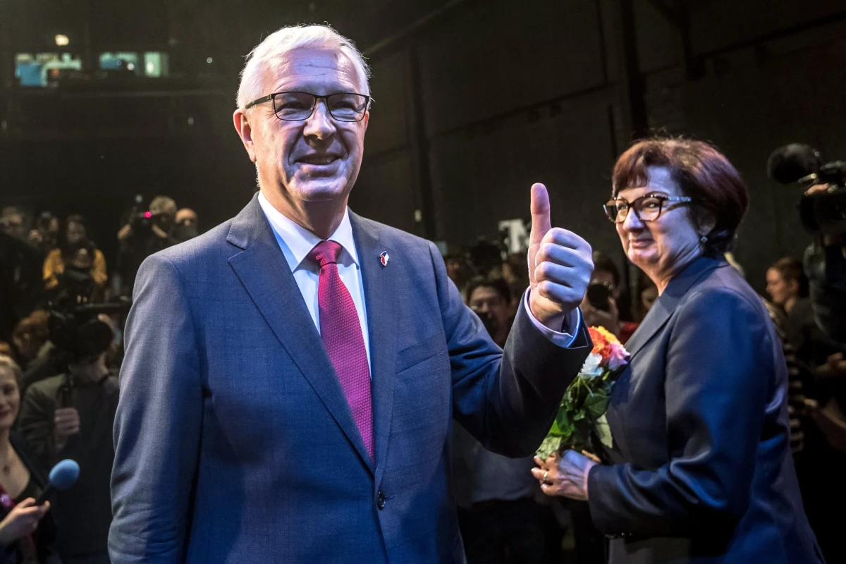 ​Ostatni sondaż przed druga turą wyborów prezydenckich w Czechach wskazuje na zwycięstwo byłego szefa Akademii Nauk Jirzego Drahosza. Chce na niego głosować 47 proc. wyborców, a na obecnego szefa państwa, Milosza Zemana, który ubiega się o reelekcję, 43 proc. Badanie przeprowadziła agencja badania opinii publicznej STEM/MARK na zlecenie dziennika "Mlada Fronta Dnes". Badanie przeprowadzono już po pierwszej zwycięskiej dla Zemana turze i po zadeklarowaniu przez trzech przegranych kandydatów wsparcia Drahosza.