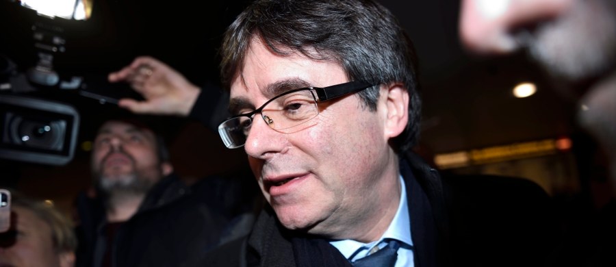 Szef parlamentu Katalonii Roger Torrent ogłosił, że oficjalnym kandydatem na premiera regionu został ścigany przez hiszpański wymiar sprawiedliwości Carles Puigdemont. Debata w parlamencie nad tą kandydaturą musi rozpocząć się do końca stycznia.
