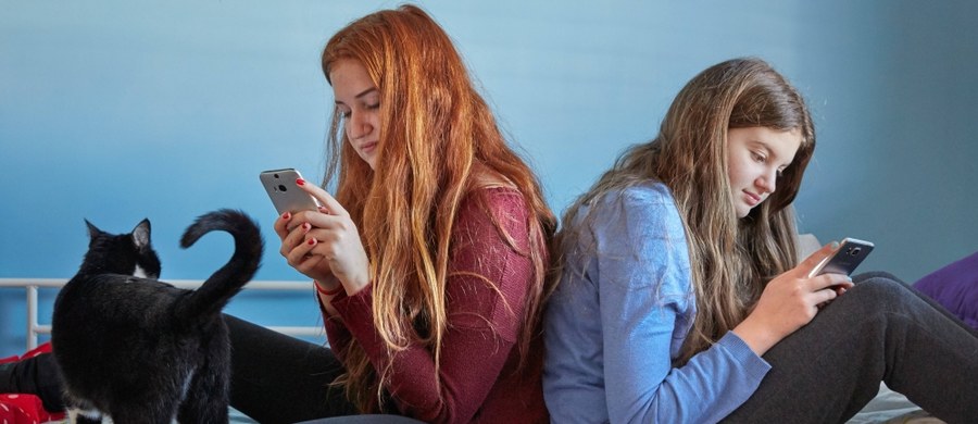 Nastolatki wpatrzone w ekran swoich smartfonów czy innych urządzeń mobilnych czują się zauważalnie mniej szczęśliwe niż rówieśnicy, którzy mają bogatszy świat poza internetem - przekonują naukowcy z San Diego State University. Wyniki badań, opublikowane dziś na łamach czasopisma "Emotion", pokazały, że młodzi ludzie są tym bardziej szczęśliwi, im większą część swojej aktywności koncentrują na rzeczywistych kontaktach z innymi ludźmi. Zdaniem autorów pracy, to czas spędzany przed ekranem wpływa na nastrój i poziom zadowolenia z życia, nie odwrotnie. 