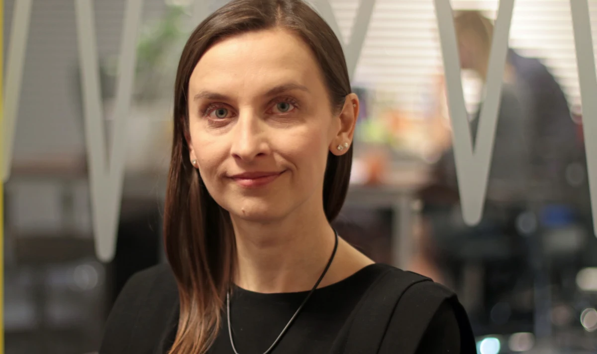 "Musimy ruszyć temat faszyzmu, ksenofobii, rasizmu w Polsce, bo ten problem jest" - powiedziała w Popołudniowej rozmowie w RMF FM Sylwia Spurek, zastępca Rzecznika Praw Obywatelskich ds. Równego Traktowania. "Nie tylko powinniśmy skuteczniej ścigać i karać sprawców, ale powinniśmy też edukować. Nie tylko o Holokauście - to nie jest tylko edukacja o historii. To powinna być edukacja o prawach człowieka, o równości, o inności, o tolerancji" - dodała. "Edukacji antydyskryminacyjnej w polskiej szkole brakuje" - podkreśliła rozmówczyni Marcina Zaborskiego. "Rok temu usunięto z rozporządzenia dotyczącego podstawy programowej informację i obowiązek wdrażania przez szkoły edukacji antydyskryminacyjnej. Ten obowiązek wynika z aktów prawa międzynarodowego. Już wcześniej, przed usunięciem tego z rozporządzenia, mieliśmy sygnały od nauczycieli, którzy próbowali to wdrażać, że są krytykowani" - przyznała. 