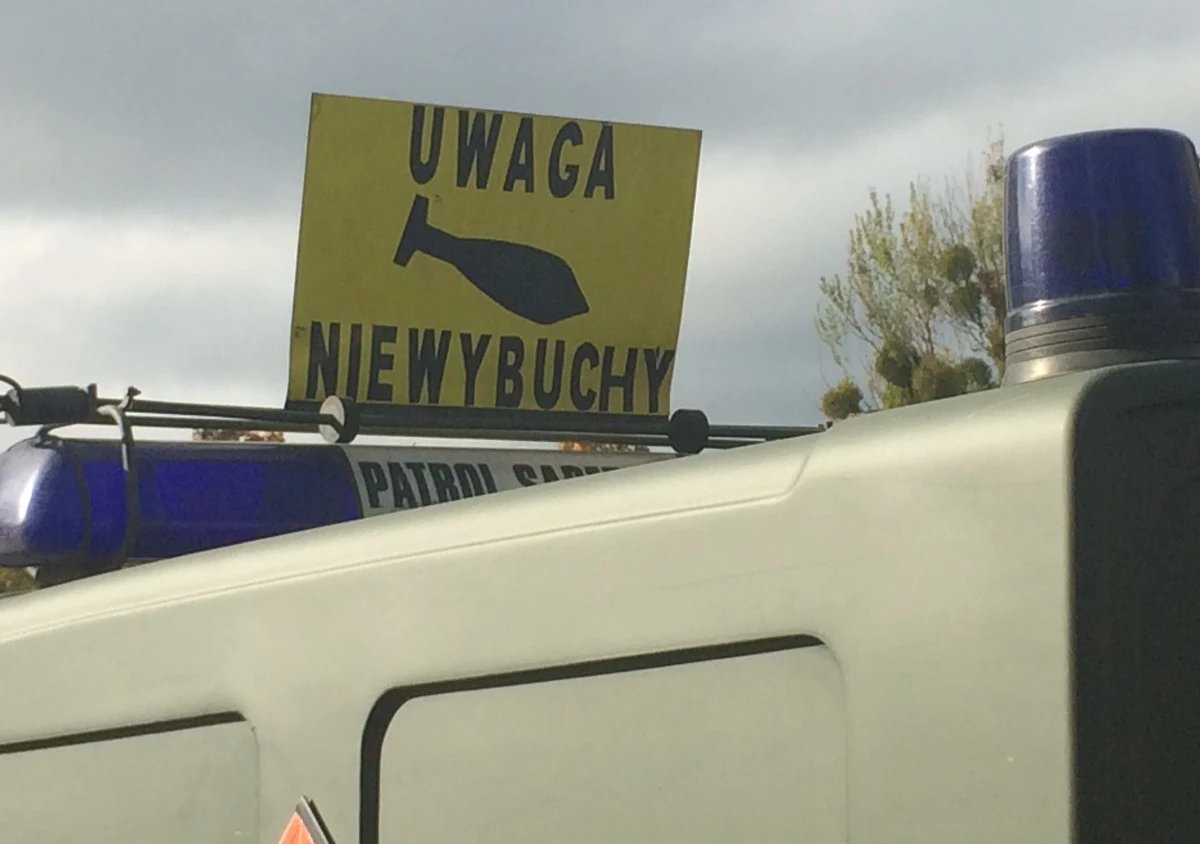 Bombę lotniczą z czasów II wojny światowej odkryto pod szkolnym boiskiem w Ligocie Prószkowskiej na Opolszczyźnie. Niewybuch wydobyli saperzy z jednostki w Brzegu.