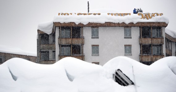 Śnieg zasypał szwajcarski kurort narciarski Davos, gdzie w obecności najważniejszych osobistości ze świata polityki i gospodarki rozpoczyna się Światowe Forum Ekonomiczne. Ciężkie warunki utrudniały niektórym uczestnikom dotarcie na miejsce.