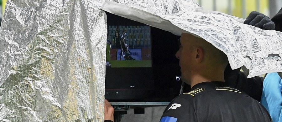 Powtórki wideo, czyli popularny system VAR (Video Assistant Referee), będzie pomagał sędziom podczas piłkarskich Mistrzostw Świata w Rosji – potwierdził to Philippe le Floc’h, dyrektor FIFA do spraw komercji i reklam. To będą pierwsze mistrzostwa, kiedy ten system będzie stosowany.