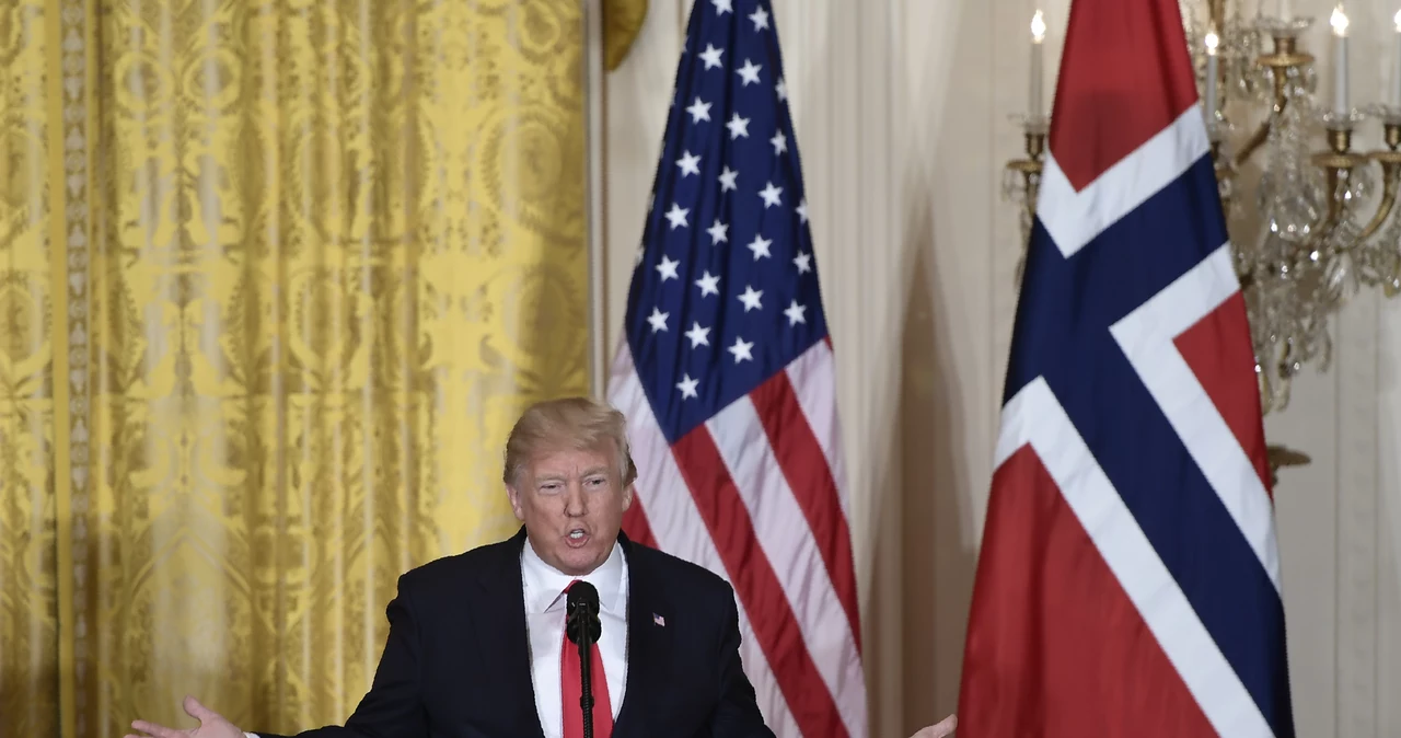 Donald Trump na tle flag Norwegii i USA