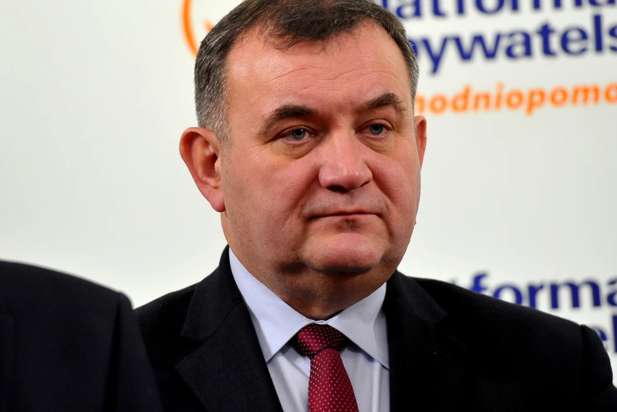 Poseł PO Stanisław Gawłowski zrzekł się immunitetu. Poseł Platformy, któremu prokuratura chce postawić zarzuty korupcyjne, i który wczoraj wysłał do marszałka Sejmu oświadczenie o zrzeczeniu się immunitetu, ujawnił wcześniej, że znalazł dowód zakupu zegarka, który rzekomo otrzymał jako łapówkę w 2011 roku. Dowód pochodzi z roku 2007, a samego zegarka nie da się pomylić z tymi, jakich przyjęcie zarzuca politykowi prokuratura.