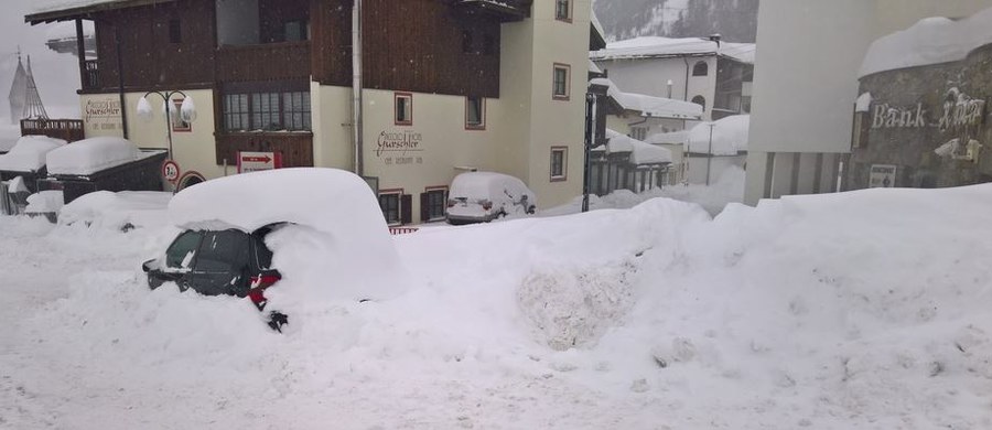 "Wciąż nie wiemy, kiedy uda nam się opuścić Dolomity" - mówią w rozmowie z RMF FM polscy turyści uwięzieni we włoskim Masso Corto. Przez obfite opady śniegu od świata odciętych jest kilka miejscowości. 