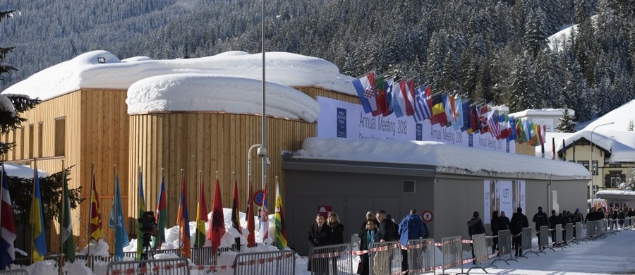 Polską delegację w Davos czekała we wtorek niemiła niespodzianka. Na Forum Ekonomiczne w tym szwajcarskim kurorcie udali się prezydent Andrzej Duda i premier Mateusz Morawiecki. Razem z prezesami Narodowego Banku Polskiego, Komisji Nadzoru Finansowego i wielu polskich spółek chcą ocieplać wizerunek kraju. Davos tymczasem przywitało ich złą prasą.