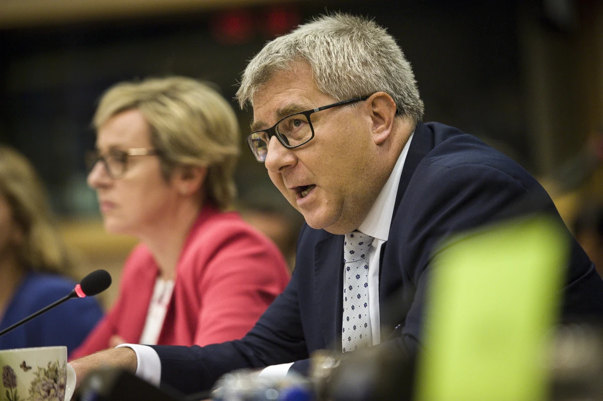 Odwołanie Ryszarda Czarneckiego ze stanowiska wiceprzewodniczącego Parlamentu Europejskiego wydaje się przesądzone - ustaliła korespondentka RMF FM w Brukseli Katarzyna Szymańska-Borginon. Chodzi o kontrowersyjną wypowiedź Czarneckiego nt. europosłanki PO Róży Thun: w związku z jej udziałem w nadanym przez niemiecką telewizję reportażu, który krytykował Polskę, polityk PiS porównał Thun do szmalcownika. Jak jednak donosi nasza dziennikarka, może nie skończyć się tylko na ukaraniu europosła PiS: stanowisko wiceprzewodniczącego w PE może stracić Polska. Szef liberałów Guy Verhofstadt ma chytry plan.