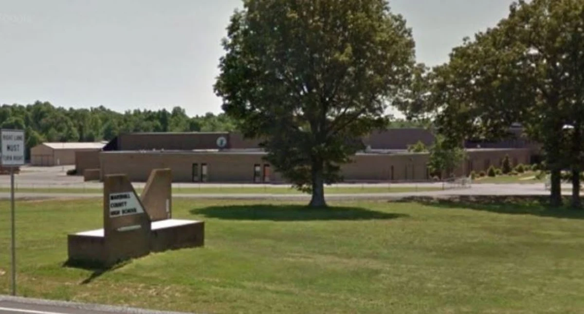 W wyniku strzelaniny, do której doszło w szkole średniej w stanie Kentucky na wschodzie USA, zginęły dwie osoby, a 19 zostało rannych - poinformował gubernator tego stanu Matt Bevin. Napastnik, 15-letni uczeń, został zatrzymany na miejscu.