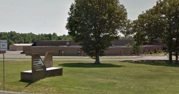 W wyniku strzelaniny, do której doszło w szkole średniej w stanie Kentucky na wschodzie USA, zginęły dwie osoby, a 19 zostało rannych - poinformował gubernator tego stanu Matt Bevin. Napastnik, 15-letni uczeń, został zatrzymany na miejscu.