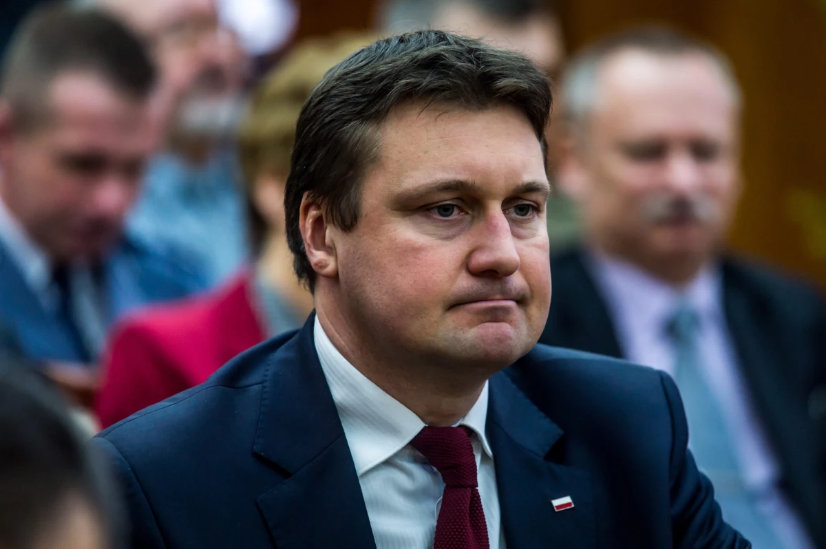 Sąd Rejonowy w Chełmnie uznał posła PiS Łukasza Zbonikowskiego za winnego naruszenia w 2015 roku nietykalności cielesnej żony i postanowił warunkowo umorzyć postępowanie na okres rocznej próby. Zbonikowski został natomiast uniewinniony od takiego samego zarzutu odnoszącego się do zdarzeń z 2016 roku. Sprawa toczyła się z prywatnego aktu oskarżenia, który złożyła żona posła.