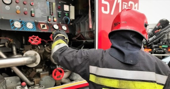 Opanowano pożar w Dąbrowie Górniczej. Pali się tam hala o powierzchni około tysiąca metrów kwadratowych z artykułami motoryzacyjnymi.