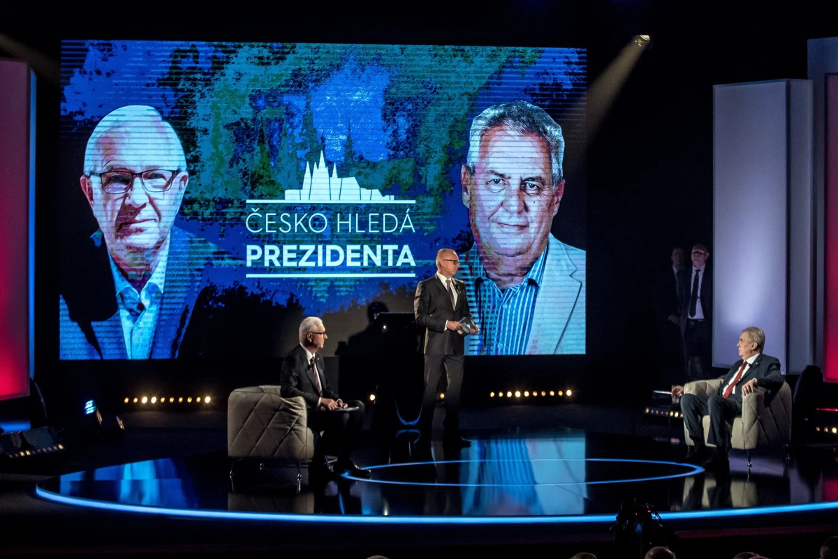 ​Kandydaci na prezydenta Czech Milosz Zeman i Jirzi Drahosz po raz pierwszy zmierzyli się we wtorek w bezpośredniej debacie telewizyjnej. Oglądało ją 2 mln 200 tys widzów. Według komentatora dziennika "Lidove Noviny",  Zeman był górą. Debatę zorganizowano nie w telewizyjnym studio, ale w sali teatralnej. Sztabom każdego z kandydatów przyznano po 400 miejsc dla ich zwolenników. Dawali o sobie znać bardzo głośno. Od samego początku debaty słychać było oklaski i gwizdy. Prowadzący debatę dziennikarz Karel Vorziszek kilkakrotnie musiał uspokajać widownię.