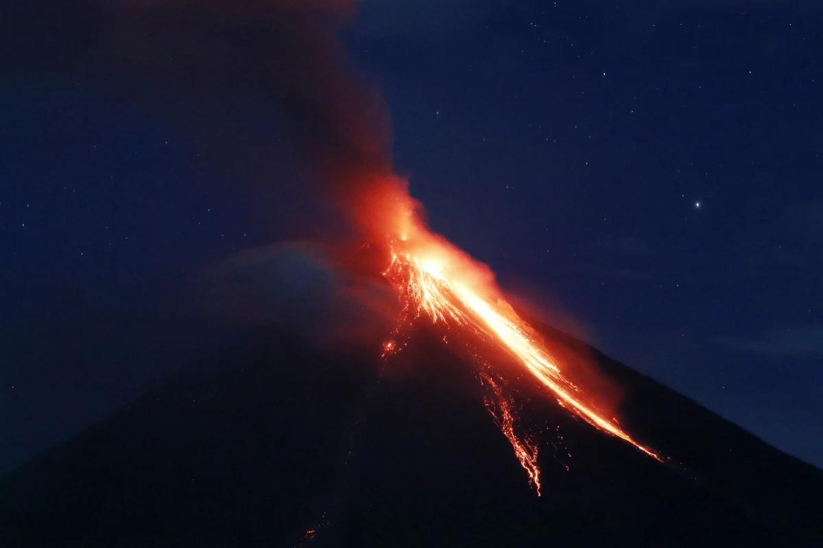 ​Ponad 56 tys. osób ewakuowano już z terenów wokół wulkanu Mayon na filipińskiej wyspie Luzon, którego erupcja nie ustaje. Lawa okresami tryska na wysokość ponad 600 metrów i dotarła na odległość 3 km od krateru. Chmura popiołu osiągnęła już wysokość 5 km.