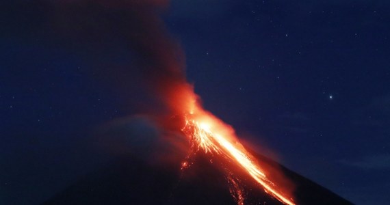 ​Ponad 56 tys. osób ewakuowano już z terenów wokół wulkanu Mayon na filipińskiej wyspie Luzon, którego erupcja nie ustaje. Lawa okresami tryska na wysokość ponad 600 metrów i dotarła na odległość 3 km od krateru. Chmura popiołu osiągnęła już wysokość 5 km.