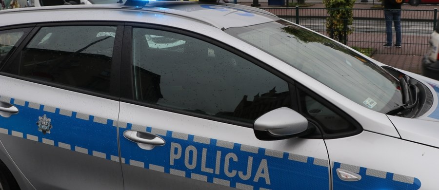 Krakowscy policjanci użyli broni służbowej podczas próby zatrzymania osobowego opla, który jechał bez włączonych świateł. Do incydentu doszło we wtorek po godz. 23 w rejonie Ronda Mogilskiego.