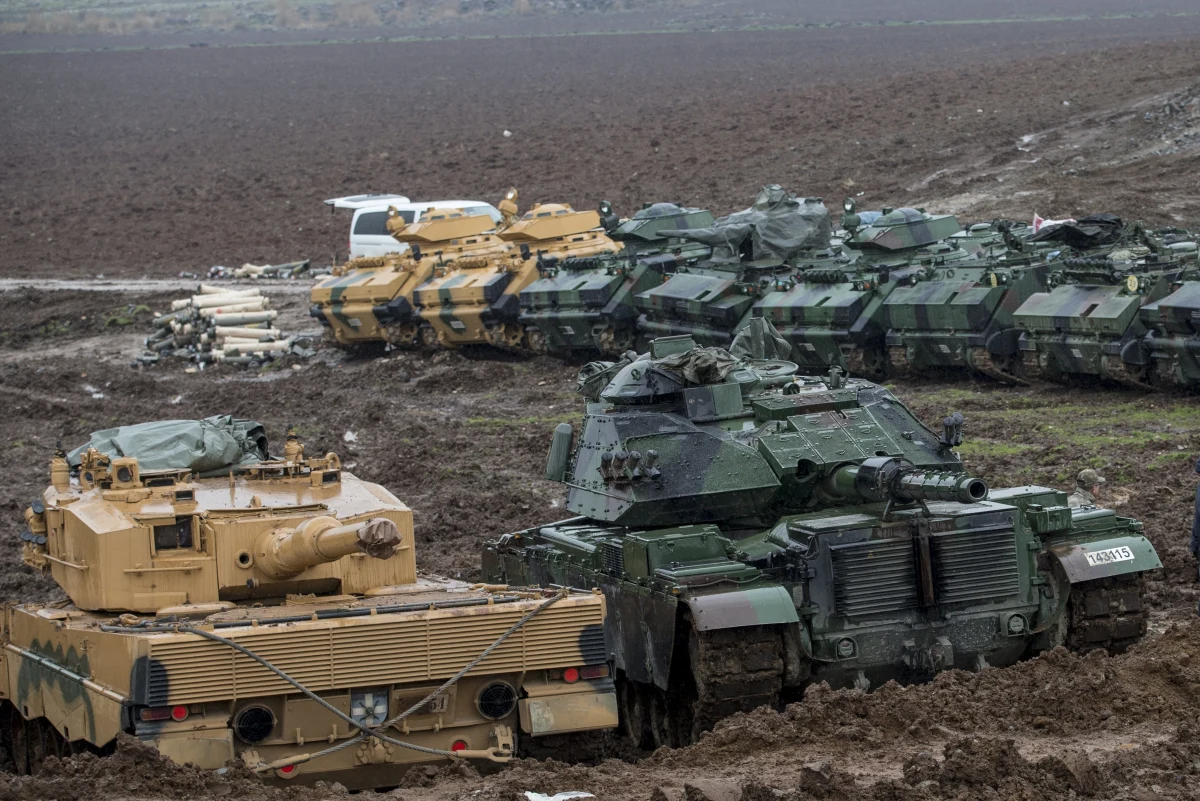 Zagraniczni ochotnicy wspierający Syryjskie Siły Demokratyczne (SDF) w walce z Państwem Islamskim (ISIS) przyjechali do Afrinu, by bronić go przed wojskami tureckimi - poinformował wysoki rangą przedstawiciel SDF Redur Xelil. "Część zagranicznych bojowników, którzy walczyli w Ar-Rakce i Dajr az-Zaur, sama chciała pojechać do Afrinu" - powiedział Xelil, cytowany przez agencję Reutera. Nie sprecyzował jednak kiedy zagraniczny bojownicy przybyli do kurdyjskiej enklawy w północno-zachodniej Syrii. 