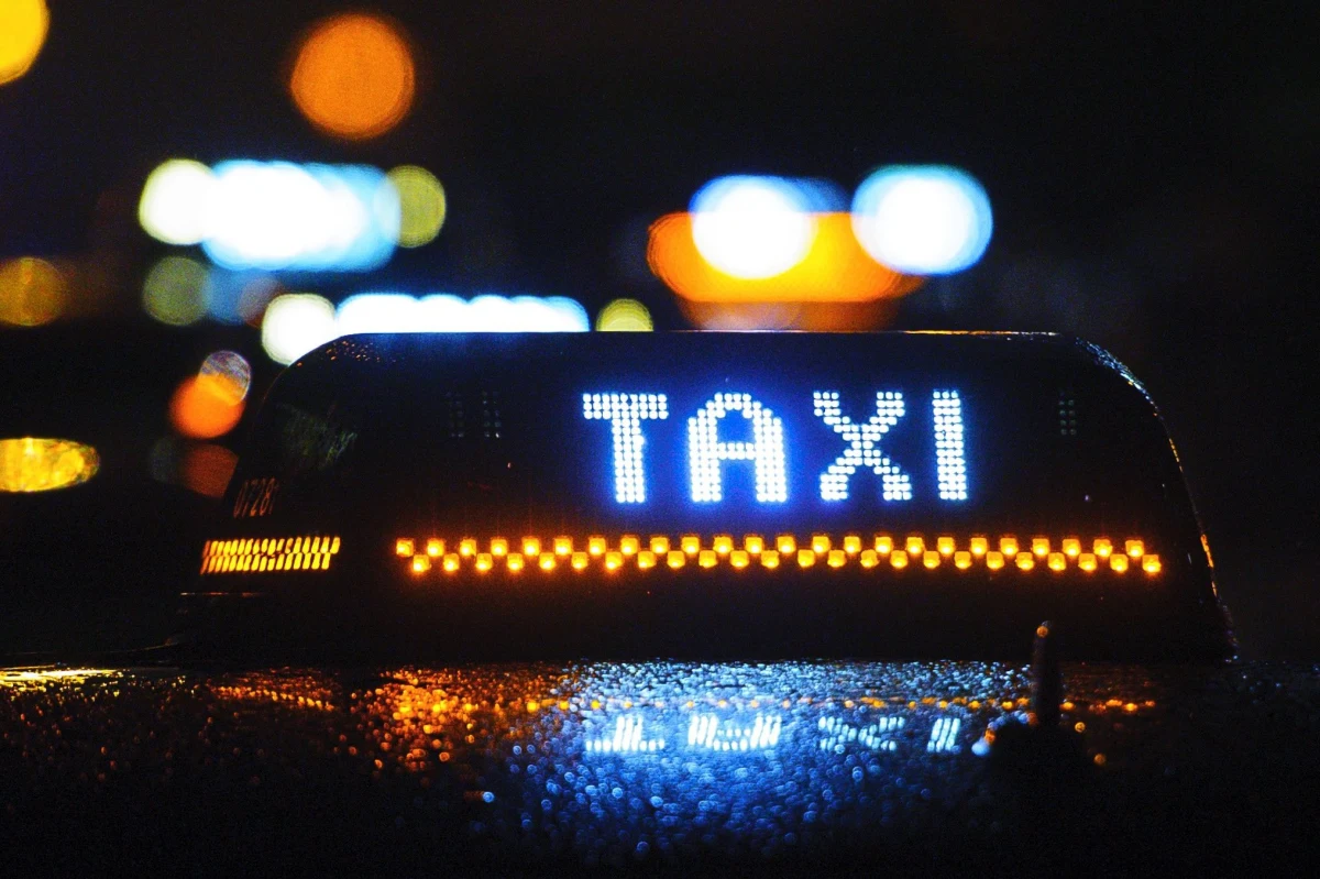 Nocny pościg za taksówką we Wrocławiu. Jej kierowca po zakończonej kontroli znieważył policjantów. W momencie, gdy usłyszał, że zostaje zatrzymany - odjechał z miejsca kontroli. Auto stanęło dopiero po kilkukilometrowym pościgu. W czasie kolejnej próby zatrzymania mężczyzna zaatakował policjantów gazem łzawiącym. W taksówce cały czas była dwójka pasażerów. 