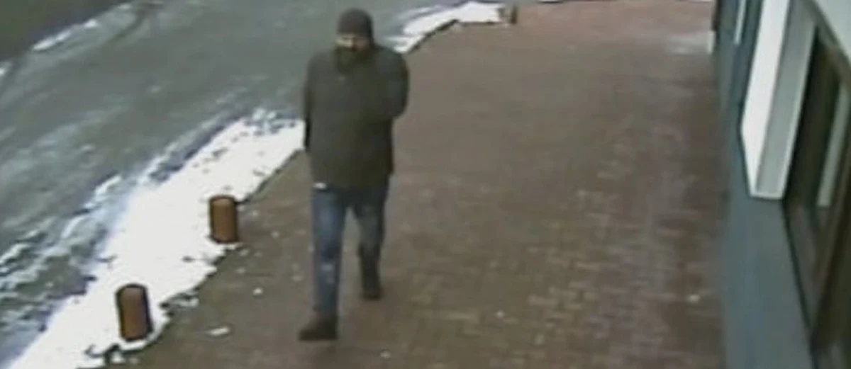 Policjanci z Katowic szukają mężczyzny, który jest podejrzewany o atak na 14-latkę. Napastnik na klatce schodowej miał złapać dziewczynkę za twarz. Kiedy ta się wyrwała, mężczyzna uciekł. Sprawca został nagrany przez kamerę monitoringu. Wszystkie osoby, które mogą pomóc w znalezieniu tego mężczyzny, są proszone o kontakt.