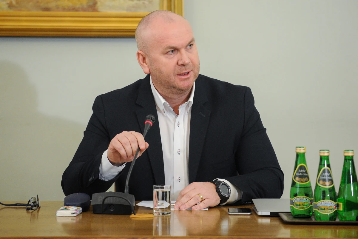 Przed sejmową komisją śledczą ds. Amber Gold przesłuchany został były szef Centralnego Biura Antykorupcyjnego Paweł Wojtunik. Przesłuchanie było pierwszym testem dla nowych, sejmowych śledczych: Iwony Arent i Wojciecha Zubowskiego, którzy zastąpili Joannę Kopcińską i Marka Suskiego po ich transferze do kancelarii premiera. Komisja śledcza zdecydowała w środę, że jej nowym wiceprzewodniczącym będzie poseł PiS Jarosław Krajewski, co jest potwierdzeniem wcześniejszych informacji dziennikarza RMF FM Patryka Michalskiego. Wcześniej funkcję tę pełnił inny polityk PiS Marek Suski, który został szefem gabinetu premiera.