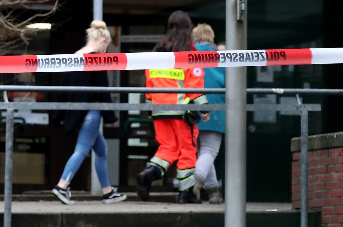 15-letni uczeń szkoły w Lünen w zachodnich Niemczech śmiertelnie ugodził nożem 14-letniego kolegę. Do tragedii doszło na korytarzu szkolnym. 15-latek od dłuższego czasu miał zachowywać się agresywnie i sprawiać problemy wychowawcze. Mimo że jest nieletni, prokurator rozważa postawienie mu zarzutu zabójstwa. 