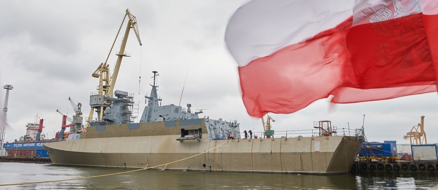 Ministerstwo obrony sięga po nadzwyczajne środki po wpadce, która doprowadziła do przerwy w ciągnącej się od 17 lat budowie okrętu patrolowego Ślązak. Jak dowiedział się reporter RMF FM, szef MON Mariusz Błaszczak właśnie wydał zgodę na podpisanie w uproszczonym trybie umowy na dokończenie prac przez Stocznię Marynarki Wojennej w Gdyni. Prace zostały przerwane, bo zmieniła się sytuacja prawna stoczni po przejęciu jej od nowego roku przez Polską Grupę Zbrojeniową. 