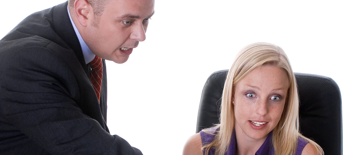 Twój przełożony świadczy o Tobie? Może w pewnym sensie. Międzynarodowy zespół badaczy z University of Notre Dame pisze na łamach czasopisma "Journal of Business Ethics", że osoby, które rozkwitają w pracy pod kierunkiem despotycznych przełożonych, mogą zdradzać objawy psychopatycznej osobowości. Jedną z jej charakterystycznych cech jest niewrażliwość na emocje. Zdaniem naukowców z Indiany, to właśnie może sprawiać, że tacy pracownicy nie odczuwają złości i frustracji w związku ze złym traktowaniem, a nawet czują się w pracy całkiem dobrze. Tolerowanie takich zachowań przełożonych może mieć jednak na dłuższą metę poważne konsekwencje.