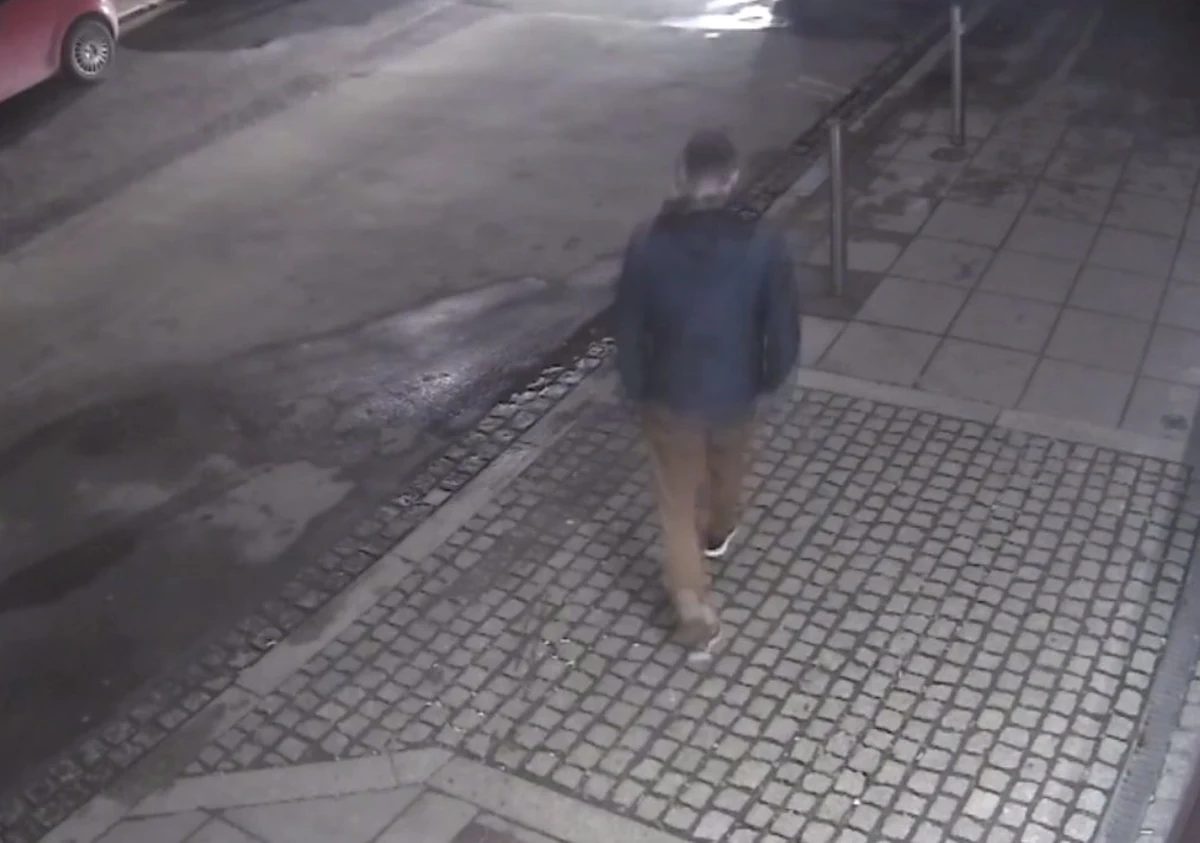 Policja publikuje nowe nagrania z miejskiego monitoringu, na których widać zaginionego Piotra Kijankę. Mężczyzna jest poszukiwany od 6 stycznia. Dziś krakowska prokuratura wszczęła śledztwo w sprawie zaginięcia 34-latka.