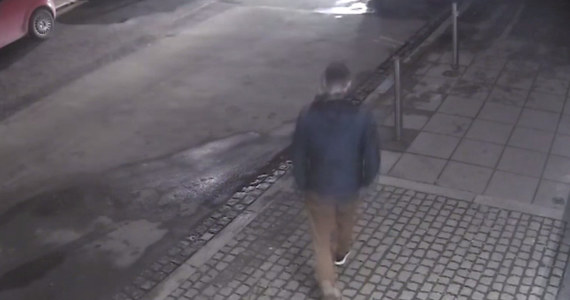 Policja publikuje nowe nagrania z miejskiego monitoringu, na których widać zaginionego Piotra Kijankę. Mężczyzna jest poszukiwany od 6 stycznia. Dziś krakowska prokuratura wszczęła śledztwo w sprawie zaginięcia 34-latka.