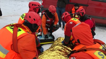 Strażacy ćwiczą ratowanie na lodzie i w wodzie