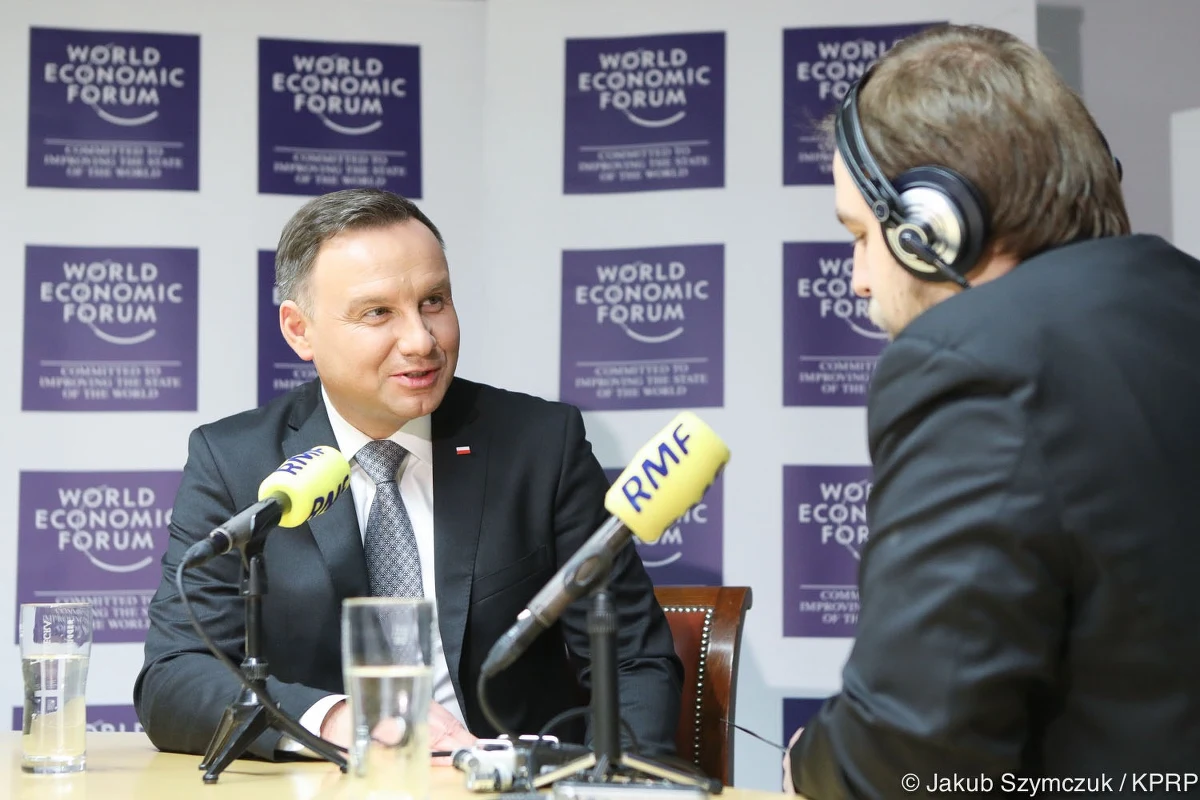 "Na temat polskiej gospodarki słyszałem same superlatywy" - powiedział prezydent Andrzej Duda, w rozmowie z naszym wysłannikiem do Davos Krzysztofem Berendą. "Nie było ani jednego przedstawiciela biznesu, który by powiedział, że w polskiej gospodarce jest coś, co on uważałby za niebezpieczne, groźne. Jeden był tylko głos, że mamy zbyt jeszcze dużą biurokrację" - przyznał prezydent w Popołudniowej rozmowie w RMF FM. "Mamy bardzo zdolnych inżynierów, informatyków" - usłyszał prezydent Polski od prezesa Google'a Sundara Pichai. "Zamierzają rozwijać swoją działalność w Polsce. Mam nadzieję, że tak będzie" – dodał. Pytany o to, czy spotka się w Davos z Donaldem Trumpem, prezydent odpowiedział: "Pewnie tak". "Chcemy powstania swoistej globalnej koalicji na rzecz rozwoju gospodarczego Polski” - powiedział prezydent Andrzej Duda. Dodał, najważniejszym elementem udziału w Światowym Forum Gospodarczym w Davos jest dla niego realizowanie polskich interesów na styku świata biznesu i polityki. Dziennikarz RMF FM pytał prezydenta także o zmianę na stanowisku szefa MON. "Były zmiany w rządzie, zmienił się premier, zmieniło się kilku ministrów - taka była wola większości parlamentarnej" - odpowiedział Andrzej Duda - "Zależy mi na tym, by był jak najsprawniejszy minister (obrony narodowej - red.), mający dobrych współpracowników, prowadzący mądra politykę, realizujący politykę Prawa i Sprawiedliwości". "Ustawa o funduszu wsparcia kredytobiorców powinna zostać uchwalona. Po to ją złożyłem, jako prezydent. To realizacja moich zobowiązań wobec wyborców" - mówił prezydent Andrzej Duda o pomocy obiecanej frankowiczom w kampanii wyborczej. Dodał, że "cały czas podejmuje działania" w celu przyspieszenia prac. "Kilka dni temu miałem na ten temat rozmowę z prezesem NBP. Montuję tutaj pewną koalicję, (uchwalenie regulacji - red.) to nie tylko wola prezydenta" - wyjaśnił prezydent Duda. 