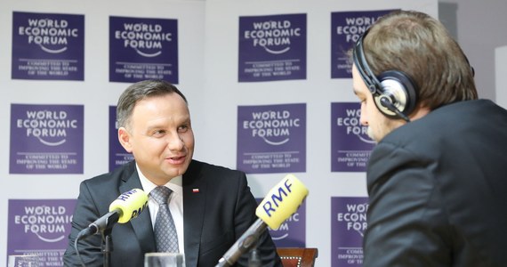 "Na temat polskiej gospodarki słyszałem same superlatywy" - powiedział prezydent Andrzej Duda, w rozmowie z naszym wysłannikiem do Davos Krzysztofem Berendą. "Nie było ani jednego przedstawiciela biznesu, który by powiedział, że w polskiej gospodarce jest coś, co on uważałby za niebezpieczne, groźne. Jeden był tylko głos, że mamy zbyt jeszcze dużą biurokrację" - przyznał prezydent w Popołudniowej rozmowie w RMF FM. "Mamy bardzo zdolnych inżynierów, informatyków" - usłyszał prezydent Polski od prezesa Google'a Sundara Pichai. "Zamierzają rozwijać swoją działalność w Polsce. Mam nadzieję, że tak będzie" – dodał. Pytany o to, czy spotka się w Davos z Donaldem Trumpem, prezydent odpowiedział: "Pewnie tak". "Chcemy powstania swoistej globalnej koalicji na rzecz rozwoju gospodarczego Polski” - powiedział prezydent Andrzej Duda. Dodał, najważniejszym elementem udziału w Światowym Forum Gospodarczym w Davos jest dla niego realizowanie polskich interesów na styku świata biznesu i polityki. Dziennikarz RMF FM pytał prezydenta także o zmianę na stanowisku szefa MON. "Były zmiany w rządzie, zmienił się premier, zmieniło się kilku ministrów - taka była wola większości parlamentarnej" - odpowiedział Andrzej Duda - "Zależy mi na tym, by był jak najsprawniejszy minister (obrony narodowej - red.), mający dobrych współpracowników, prowadzący mądra politykę, realizujący politykę Prawa i Sprawiedliwości". "Ustawa o funduszu wsparcia kredytobiorców powinna zostać uchwalona. Po to ją złożyłem, jako prezydent. To realizacja moich zobowiązań wobec wyborców" - mówił prezydent Andrzej Duda o pomocy obiecanej frankowiczom w kampanii wyborczej. Dodał, że "cały czas podejmuje działania" w celu przyspieszenia prac. "Kilka dni temu miałem na ten temat rozmowę z prezesem NBP. Montuję tutaj pewną koalicję, (uchwalenie regulacji - red.) to nie tylko wola prezydenta" - wyjaśnił prezydent Duda. 