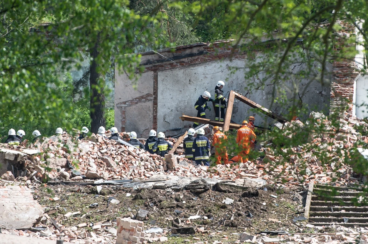 Zawiadomienie o możliwości popełnienia przestępstwa polegającego na poświadczeniu nieprawdy w dokumentacji złożą prawdopodobnie w przyszłym tygodniu pełnomocnicy rodzin ofiar wybuchu fabryki prochu w Mąkolnie na Dolnym Śląsku w maju ubiegłego roku. Doniesienie dotyczy fatalnej pomyłki, do której doszło w Zakładzie Medycyny Sądowej we Wrocławiu, gdzie błędnie opisano zwłoki ofiar. Błędu nie naprawiono przed pogrzebami. 