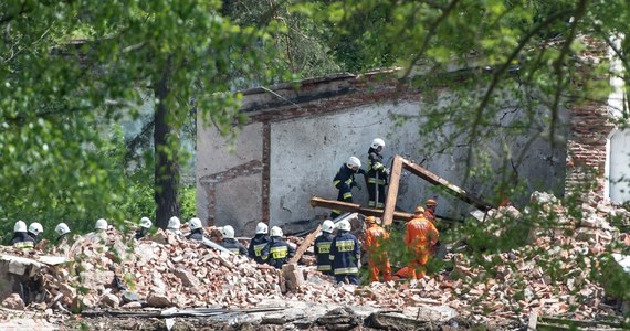 Zawiadomienie o możliwości popełnienia przestępstwa polegającego na poświadczeniu nieprawdy w dokumentacji złożą prawdopodobnie w przyszłym tygodniu pełnomocnicy rodzin ofiar wybuchu fabryki prochu w Mąkolnie na Dolnym Śląsku w maju ubiegłego roku. Doniesienie dotyczy fatalnej pomyłki, do której doszło w Zakładzie Medycyny Sądowej we Wrocławiu, gdzie błędnie opisano zwłoki ofiar. Błędu nie naprawiono przed pogrzebami. 