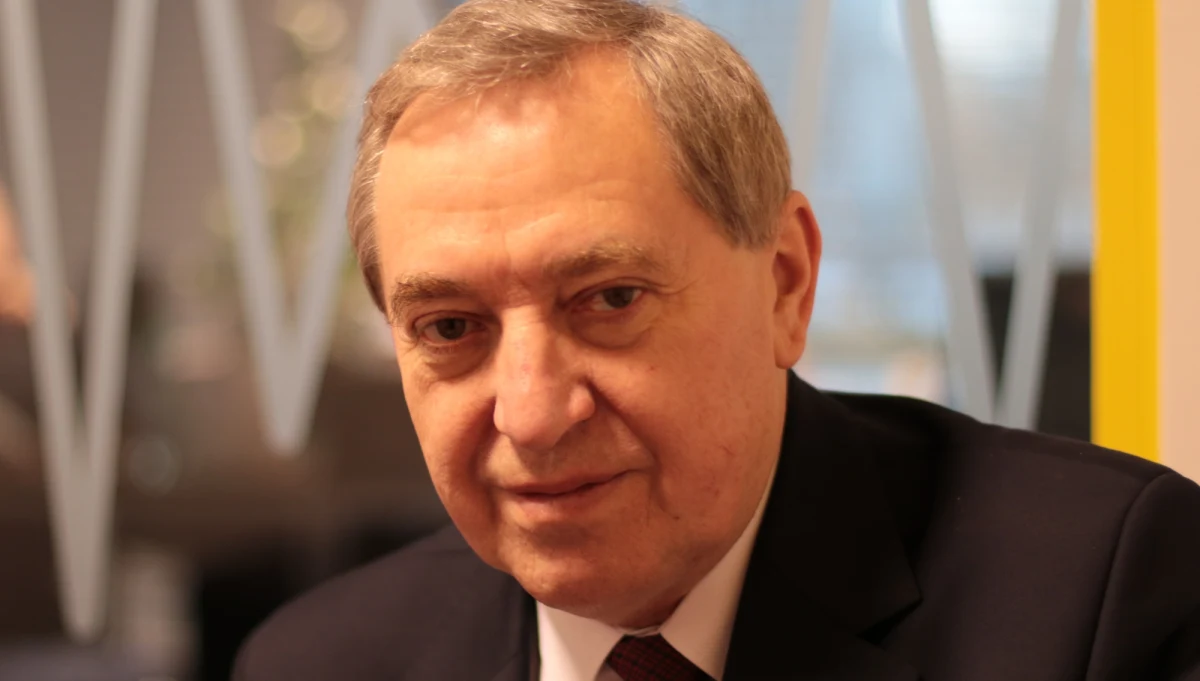 „Chcę się zastosować do wyroku Trybunału Sprawiedliwości UE” – mówił nowy minister środowiska Henryk Kowalczyk w Porannej rozmowie w RMF FM, pytany o przyszłość Puszczy Białowieskiej. „W wyroku było o zawieszeniu, czyli zaprzestajemy wycinki do czasu ostatecznego rozstrzygnięcia i chcemy się do tego dostosować i się praktycznie dostosowaliśmy. Przekonujemy Komisję Europejską i Trybunał, że się dostosowaliśmy” – dodał. Przyznał także, że będą zmiany w prawie łowieckim. „W nowym prawie łowieckim - zgodnie z wyrokiem Trybunału Konstytucyjnego - będzie możliwość, że jak pan ma swoje pole, to może pan wnieść oświadczenie, że sobie pan nie życzy polowania na swoim terenie” – mówił minister Kowalczyk. Zaznaczył także, że odległość od miejsc polowań do zabudowań ma zostać zwiększona. „W tej chwili jest 100 metrów. Organizacje ekologiczne mówią o 500 metrach, ale to jest niemożliwe, bo byśmy w ogóle wykluczyli polowania” – mówił gość Roberta Mazurka. Minister odniósł się także do słów Jarosława Kaczyńskiego o zakazie hodowli zwierząt futerkowych, stwierdzając, że to „nie jest propozycja rządowa, tylko poselska”. Przyznał jednak, że można się nad tym zastanowić. „Przy obecnym rozwoju przemysłu i możliwości ubrań ciepłych z tworzyw sztucznych, to z futer można zrezygnować” – powiedział Kowalczyk. Nie chciał jednak się jednoznacznie wypowiadać, gdyż „stanowiska rządu ws. tego projektu jeszcze nie było”.