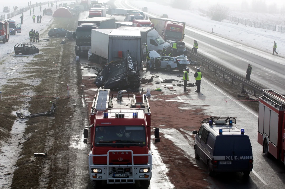 Ze względu na długi czas oczekiwania na opinię biegłych Prokuratura Okręgowa w Piotrkowie Tryb. zawiesiła śledztwo ws. karamboli, do których doszło w styczniu ubiegłego roku na autostradzie A1. Zginęła jedna osoba.