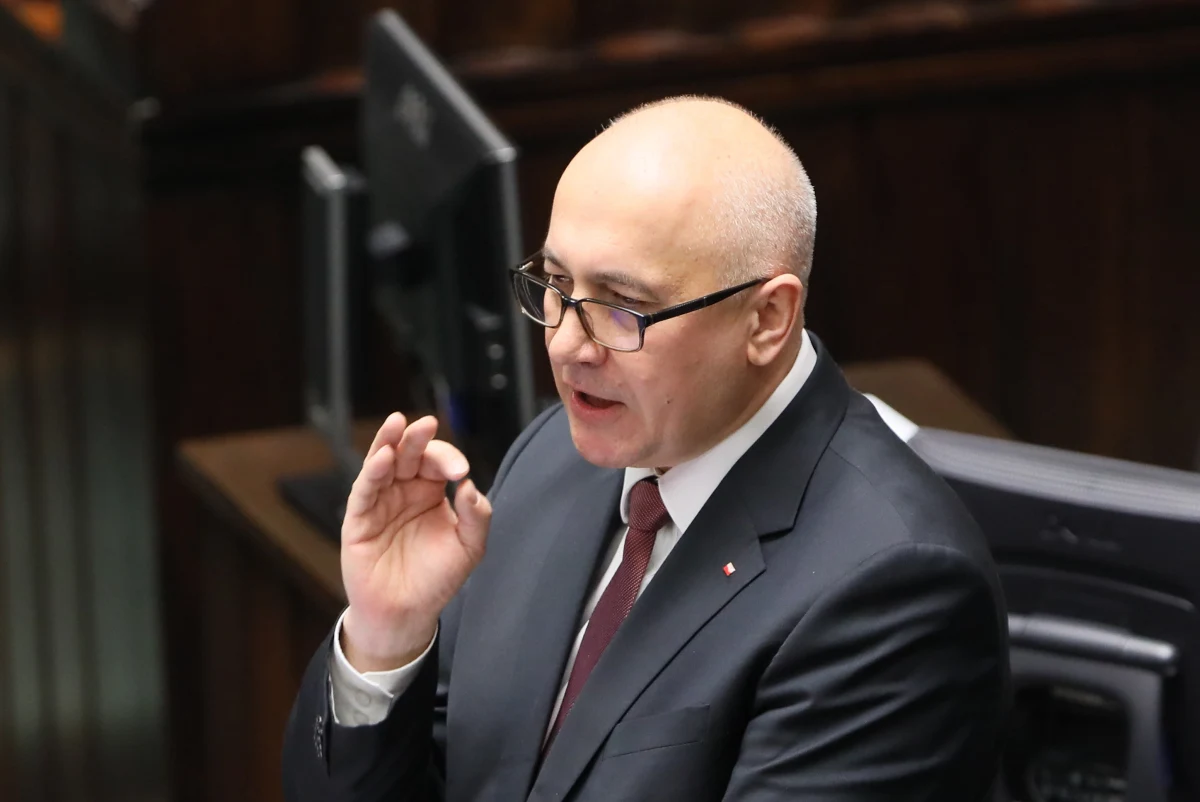 "Zero tolerancji dla jakichkolwiek przejawów propagowania, afirmowania, gloryfikowania zbrodniczych ustrojów totalitarnych" - powiedział w Sejmie minister SWiA Joachim Brudziński. Jak zaznaczył: chodzi "o najbardziej krwawe dla Polaków totalitaryzmy niemieckiego nazizmu i sowieckiego komunizmu". Według ministra "w Polsce takie kreatury muszą chować się po lasach, w Niemczech maszerują przez centrum Berlina". Joachim Brudziński zaznaczył, że w 2016 roku w Niemczech odbyło się ponad 400 marszów neonazistów. Dodał, że w sierpniu ubiegłego roku na ulicach Berlina neonaziści czcili rocznicę śmierci niemieckiego zbrodniarza Rudolfa Hessa. Przytoczył również przykład z ubiegłego roku, gdzie "blisko 6 tys. nazistów bawiło się na koncercie" we wschodnich Niemczech.